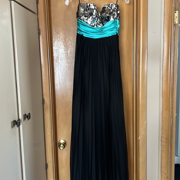 Fun sequined dress for prom or formal event - Picture 3 of 3